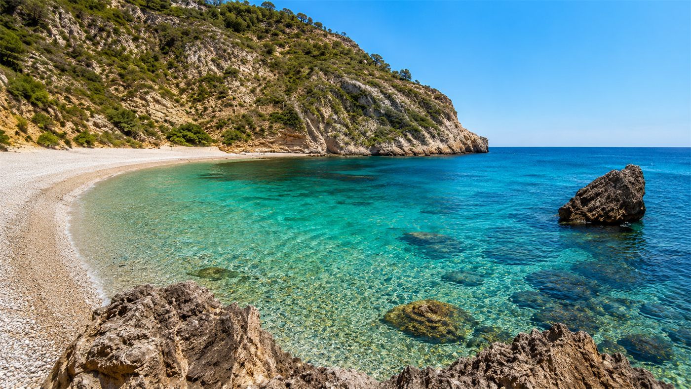 Agua turquesa cristalina en Cala Granadella, Jávea, Valencia, ideal para excursiones SUP