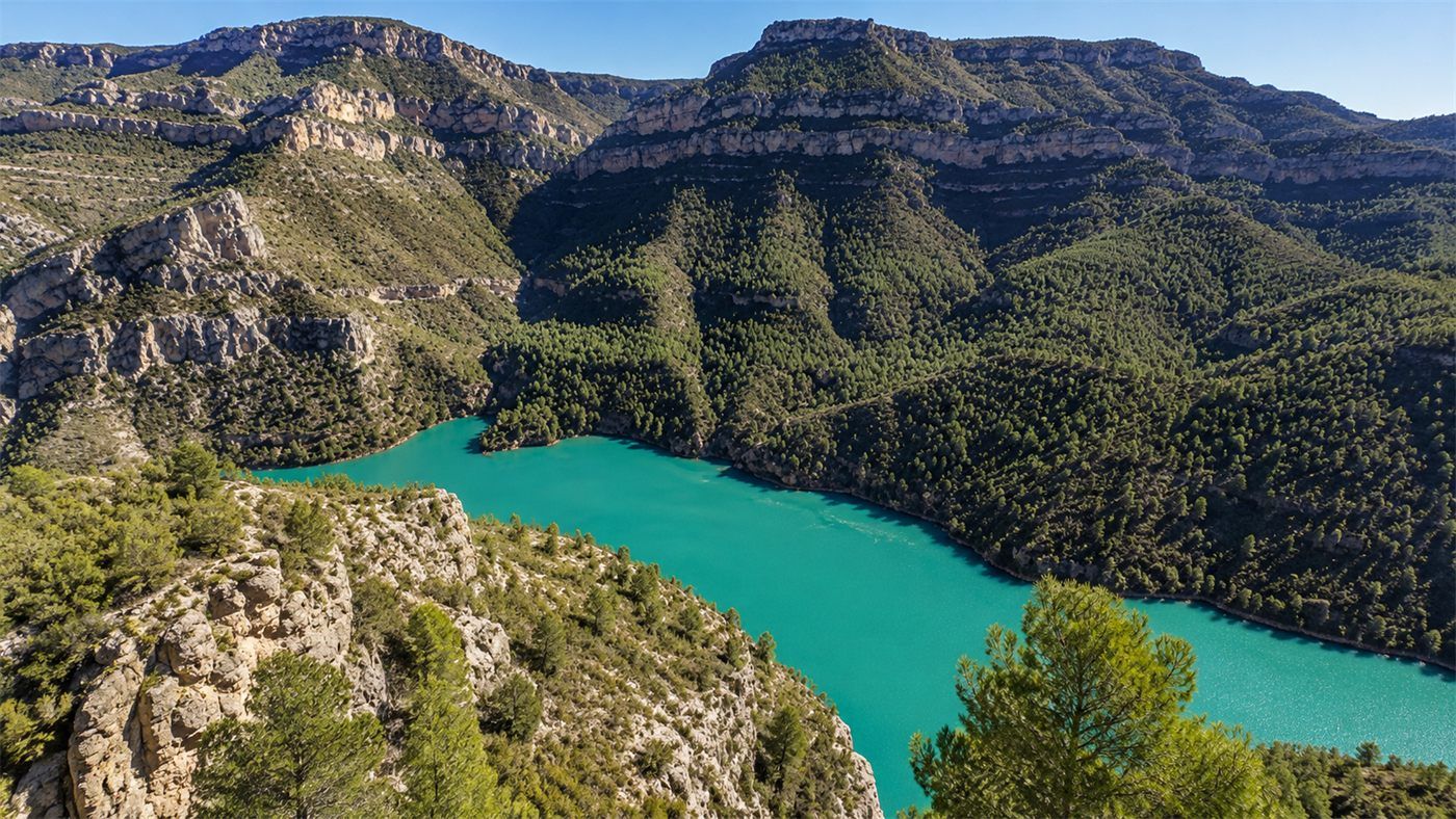 Agua turquesa y paisaje de cañón montañoso en Cortes de Pallás cerca de Valencia